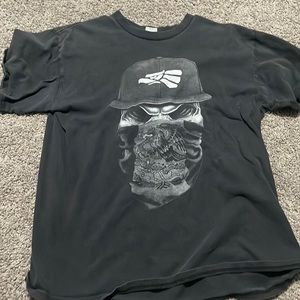 Cool men’s size L t shirt